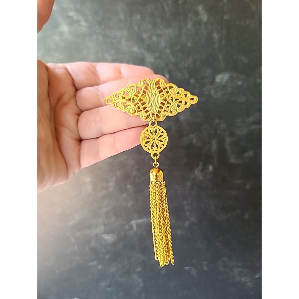 Dangling Tassel Charm Gold Tone Metal Brooch, Vintage Costume Jewelry